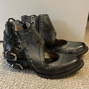 Free birds zip up booties